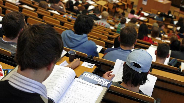 In Deutschland ist ein Studium auch durch Berufserfahrung möglich, etwa durch den Erwerb eines Meistertitels.