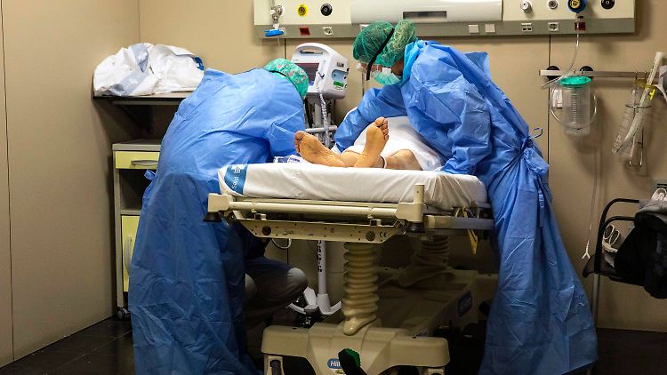 Auch in Spanien kämpfen die Ärzte um das Leben Hunderter Covid-19-Patienten.