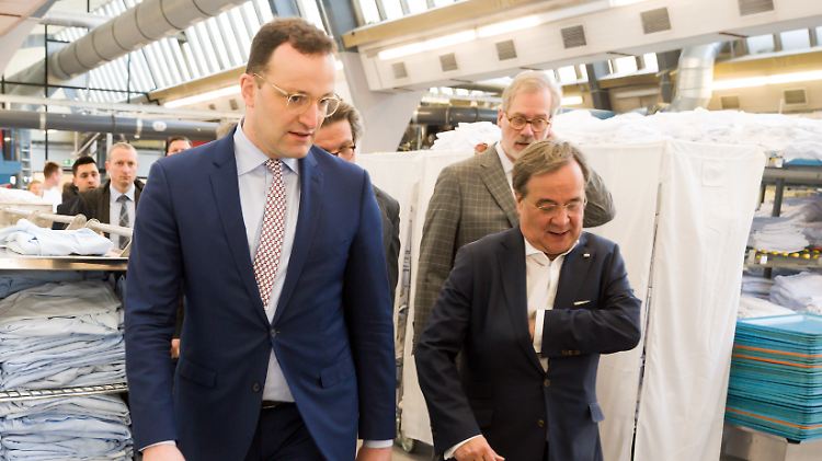 Bundesgesundheitsminister Spahn und Ministerpräsident Armin Laschet kamen sich bei der Besichtigung der Uni-Klinik nah - und trugen dabei keine Schutzmasken.