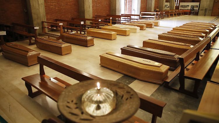 Särge mit Corona-Opfern in einer Kirche in Norditalien