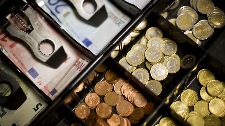 Die Kassen vieler Unternehmen leeren sich erheblich schneller, als der Staat die versprochenen Hilfen auszahlt.