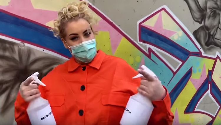 Mit Ironie gegen Corona - Screenshot aus dem Clip "Kein Plan von Corona" von Aline Bachmann.