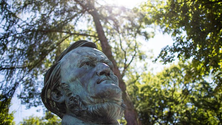 Richard Wagner (1813-1883) organisierte erstmals 1876 Festspiele in Bayreuth.