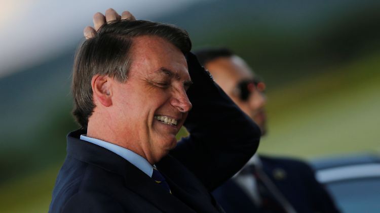 Der brasilianische Präsident Jair Bolsonaro spazierte noch am Sonntag durch die Hauptstadt Brasília und traf Anhänger, entgegen der Empfehlungen seines eigenen Gesundheitsministeriums.