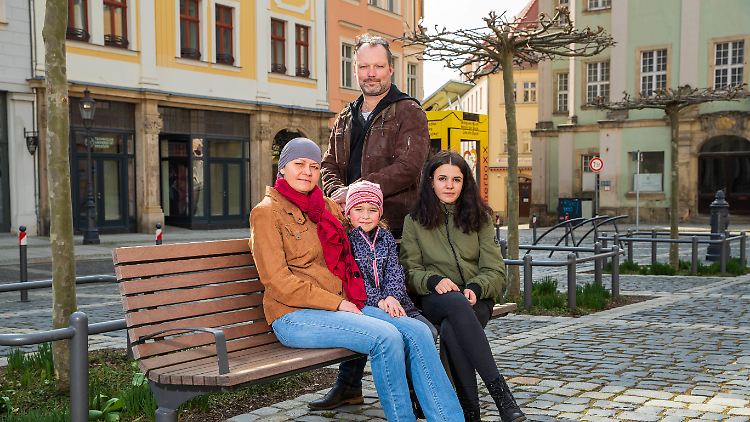 Iveta Karl, Robert Prade und ihre Kinder haben Glück: Prade darf trotz der Grenzschließung weiter pendeln.