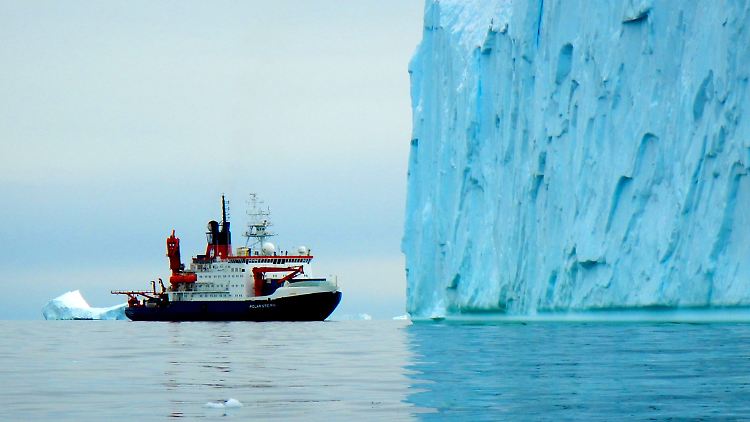 Der Forschungseisbrecher "Polarstern" vor einem mächtigen Eisberg in der inneren Pine-Island-Bucht in der Westantarktis.