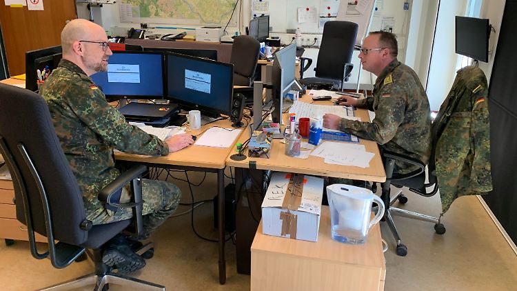 Hauptmann Einfeld (l.) bei der Arbeit.