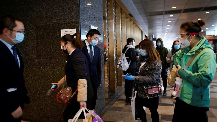In China geht ohne Handy gar nichts: Hier eine Kontrolle von Gesundheits-Codes vor dem Eingang zu einem Einkaufszentrum in Wuhan.  