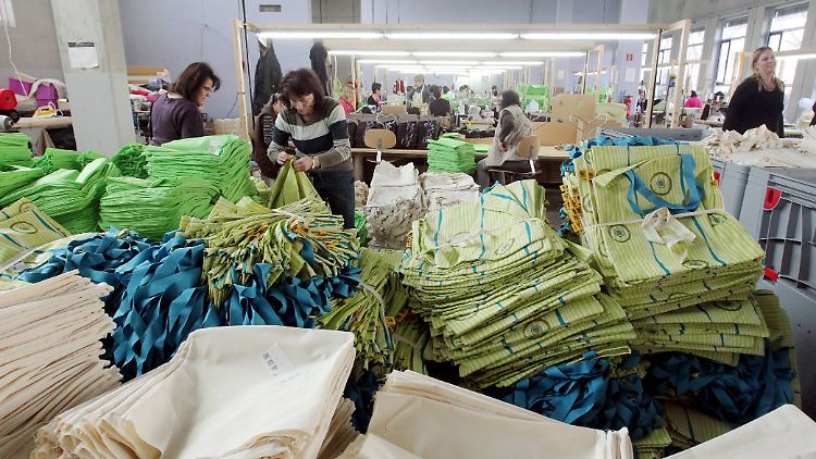 Die Augsburger Näherei von Sina Trinkwalder könnte bis zu 60.000 Masken pro Tag produzieren. 