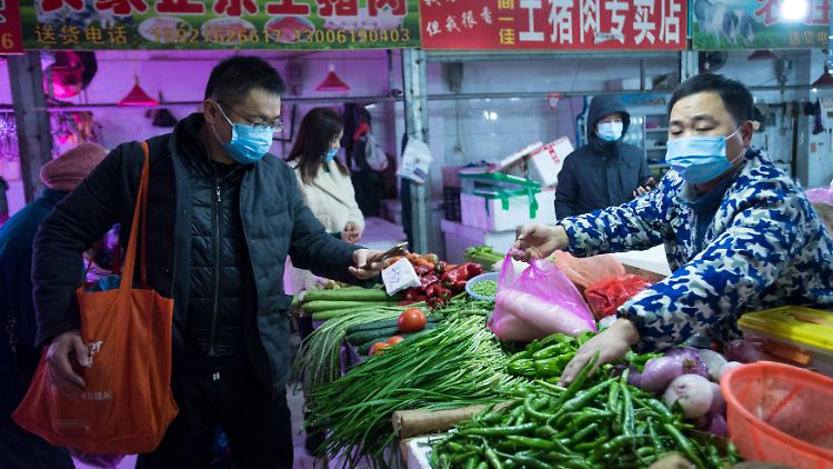 Anfangs glaubte man, ein Markt in Wuhan sei Quelle des Ausbruchs, doch mittlerweile gehen viele Forscher davon aus, dass das Virus schon vorher von einer Fledermaus übertragen wurde.