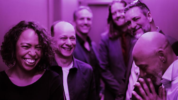 Hauptmann und Band mit Pat Appleton.