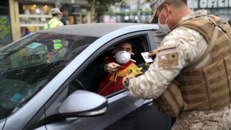 Kontrolle in Santiago de Chile: In dem Land hat inzwischen das Militär die Aufgaben der Polizei übernommen.