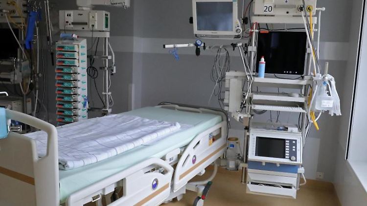 Ein leeres Bett auf einer Intensivstation.