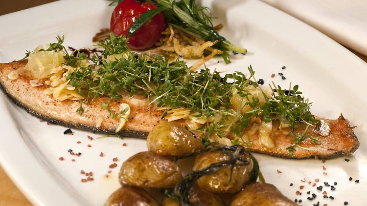 Es passen natürlich auch feste Kartoffeln statt Püree zum Lachs.