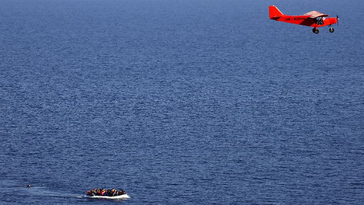 Trotz der Corona-Pandemie hält die Grenzschutzagentur Frontex an den Aufklärungsflügen über dem Mittelmeer fest.