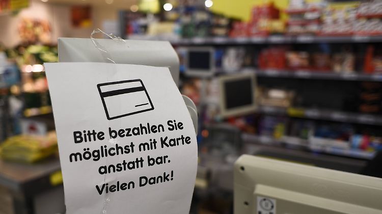Etliche Geschäfte bitten mittlerweile um bargeldlose Bezahlung.
