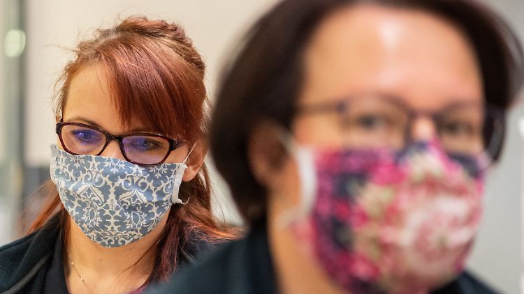 Einfache Schutzmasken könnten hilfreich sein, professionelle Schutzmasken sollten aber medizinischem Personal vorbehalten sein, warnen Experten.