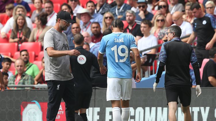 Leroy Sané machte sich im Sommer auf den Weg in eine längere Zwangspause - und nicht zum FC Bayern München.