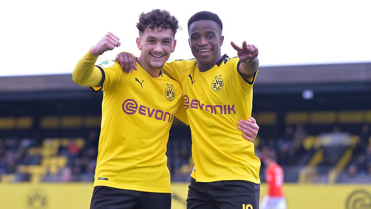 Dank Youssoufa Moukoko hat die U19 des BVB mit Rilind Hetemi (links) reichlich Grund, Tore zu bejubeln.