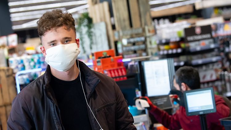 Manche Menschen tragen bereits Mundschutz, etwa beim Einkaufen.