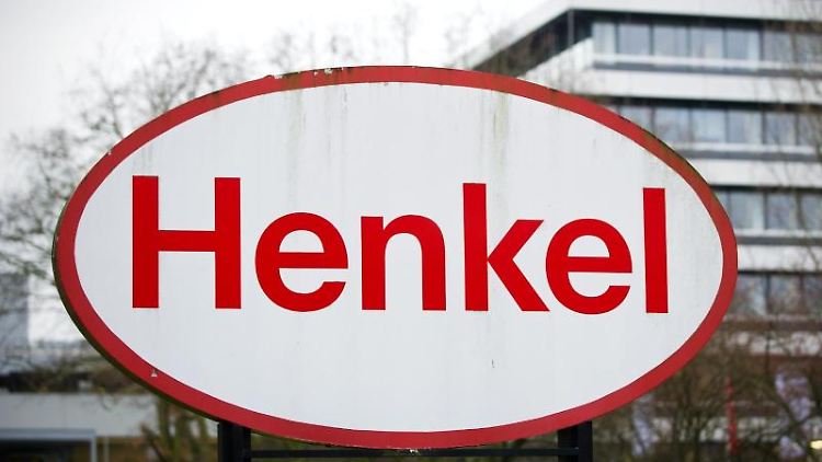 Ein Logo der Henkel AG auf dem Werksgelände in Düsseldorf (Nordrhein-Westfalen). Foto: Jan-Philipp Strobel/dpa/Archivbild