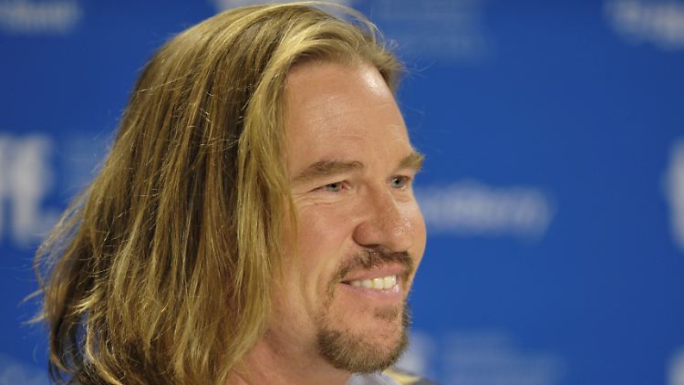Zog wegen seiner Erkrankung bei seiner Ex-Freundin Cher ein: Val Kilmer.