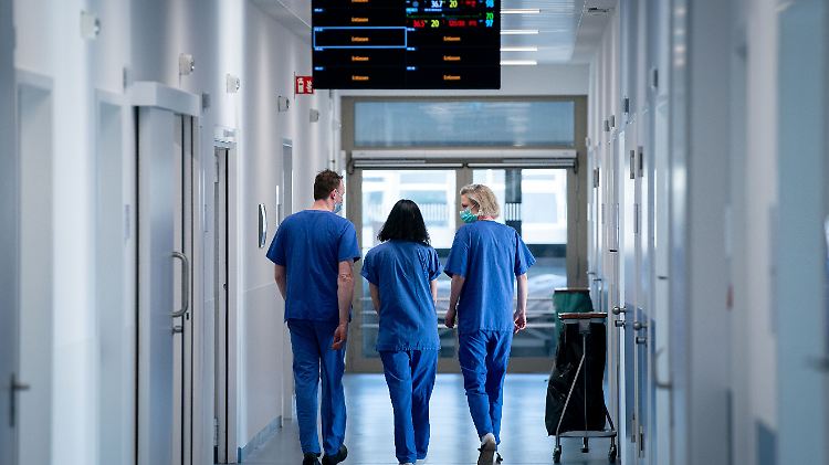 Wie viele im Gesundheitsbereich tätige Menschen sich bislang infiziert haben, ist unklar.