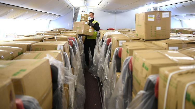 Schutzkleidung musste aus China eingeflogen werden, weil sie in der EU nicht ausreichend vorrätig war.