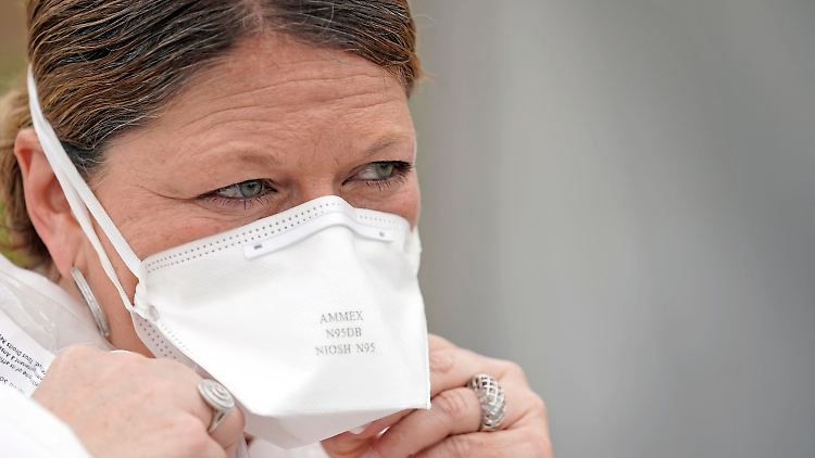 Eine Krankenschwester mit Mund-Nasen-Schutz.