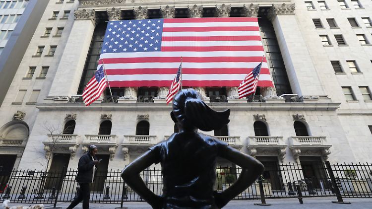 Das "furchtlose Mädchen", so der Name der Statue im Vordergrund, blickt auf das Gebäude der New Yorker Börse.
