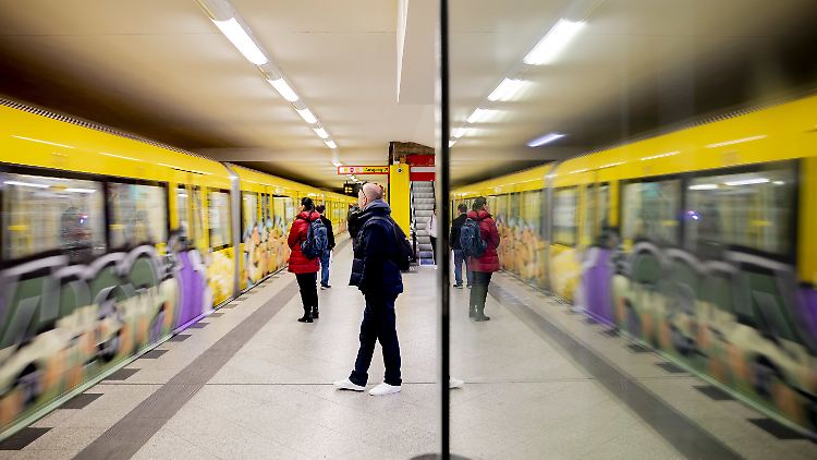 Busse und Bahnen werden derzeit weniger genutzt. Das bleibt nicht ohne wirtschaftliche Folgen.