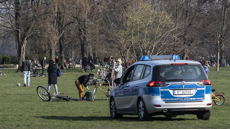 Die Berliner Polizei vertrieb am vergangenen Wochenende Menschen von den Grünflächen im Treptower Park.