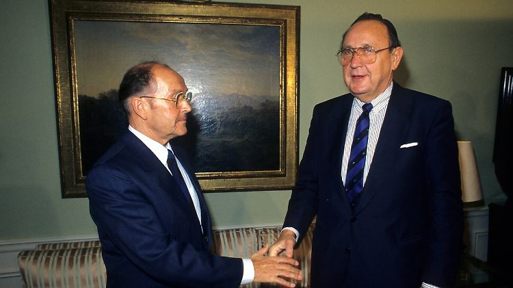 DDR-Außenminister Oskar Fischer und sein westdeutscher Amtskollege Hans-Dietrich Genscher (v.l.) bei einem Treffen 1980.