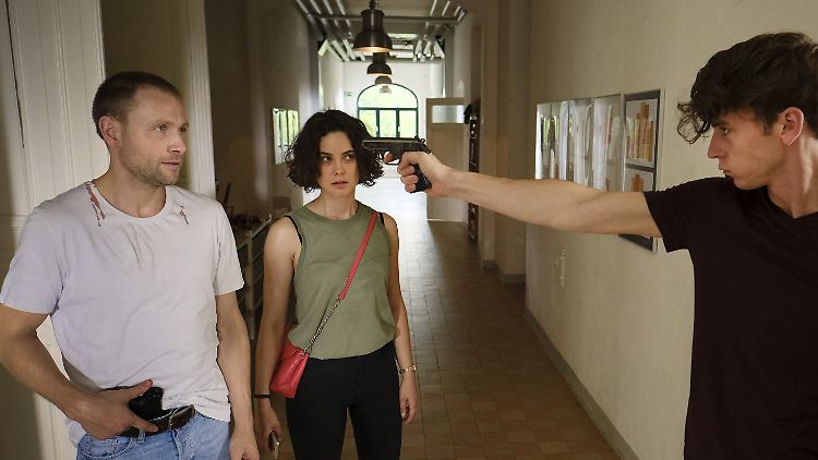 Nico (Emil Belton) hat sich die Waffe genommen und bedroht Louis (Max Riemelt) und Anna Bürger (Katia Fellin).