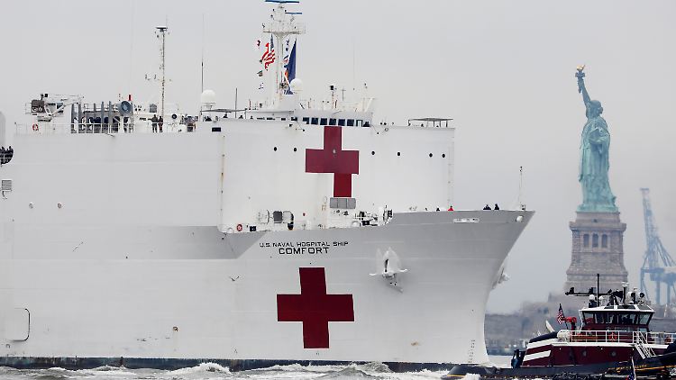 Die 272 Meter lange "USNS Comfort" hat 1000 Krankenbetten und 12 Operationssäle.