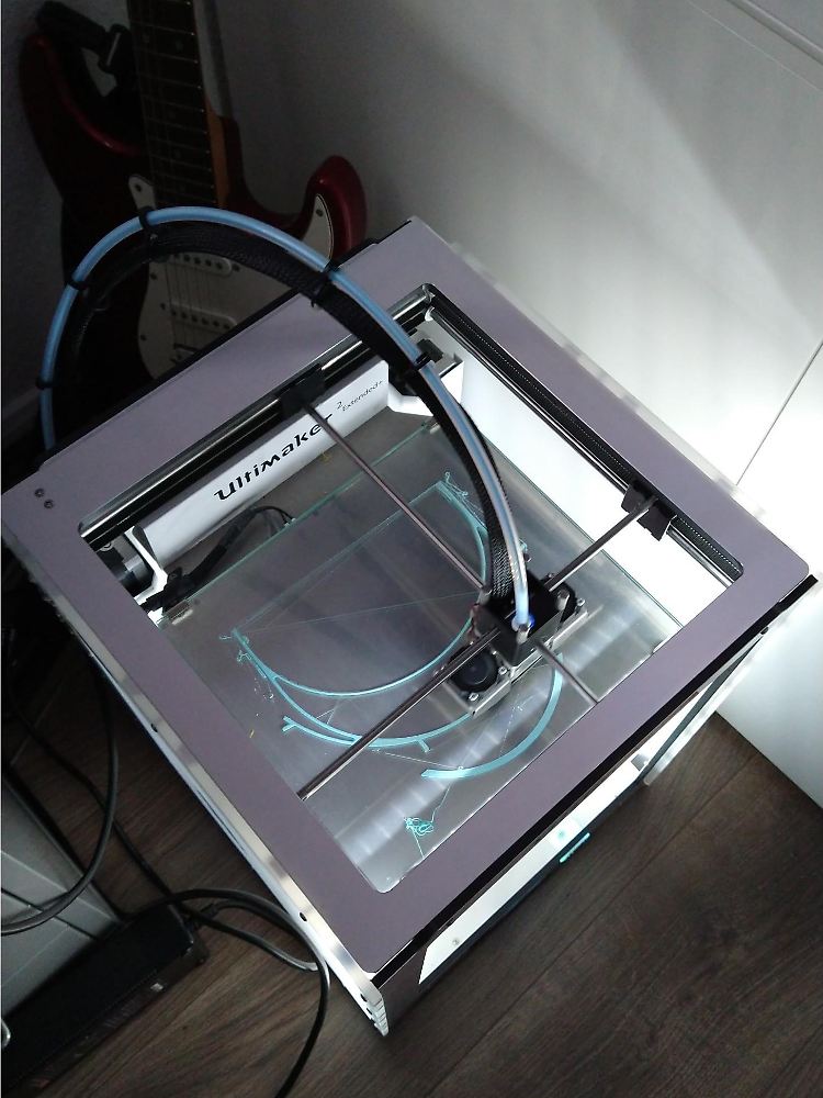 Der Blick auf den 3D-Drucker von oben: Hier ist das fadenförmige Filament zu sehen, das die "Zahnpasta-Masse" für den Druck liefert.