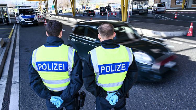 Kontrollen wie hier an der Grenze zur Schweiz könnte es bald an mehreren Stellen geben.