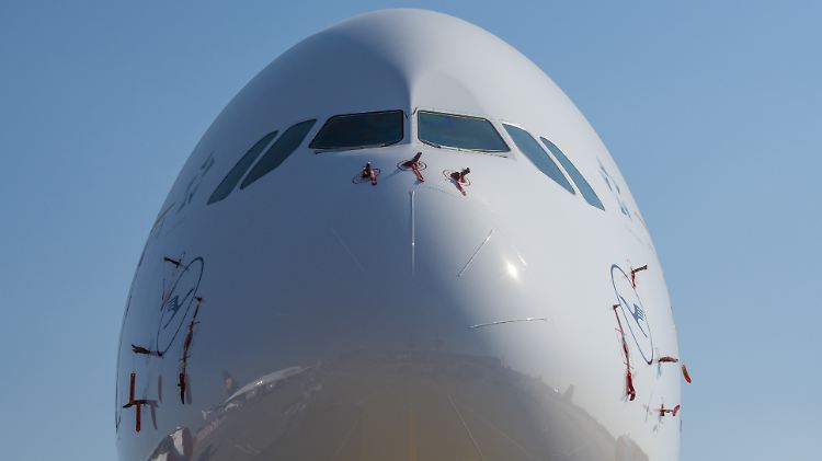 Stillgelegter Airbus A-380 der Lufthansa auf einer Parkposition des Flughafens Frankfurt: Infolge der Corona-Pandemie ist der Luftverkehr weitestgehend zum Erliegen gekommen.