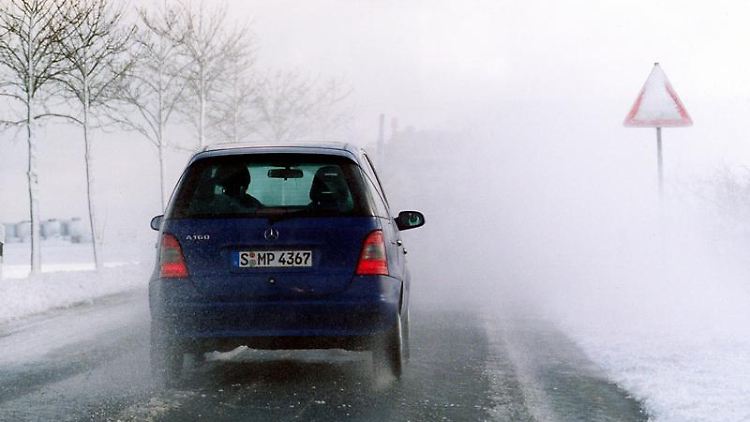 Gerät ein Auto ins Rutschen, müssen Autofahrer ein kühlen Kopf bewahren.