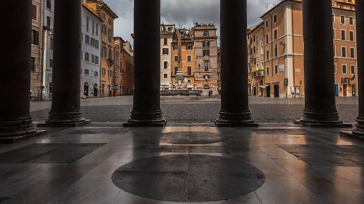 Menschenleere Weltstadt im Coronavirus-Ausnahmezustand: Blick durch die Säulen des Pantheon auf die verlassene Innenstadt von Rom. 