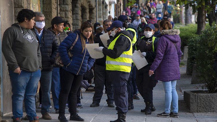 Polizisten mit Mundschutz waren vor einigen Bankfilialen im Einsatz.