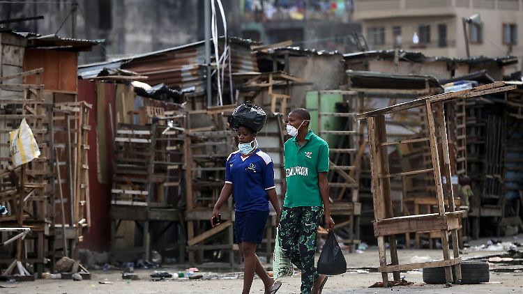 Auch in Nigeria sind Geschäfte geschlossen, die Menschen tragen Schutzmasken.