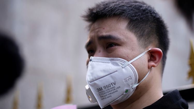 Gedenken an die Corona-Toten: ein Trauernder in Wuhan.