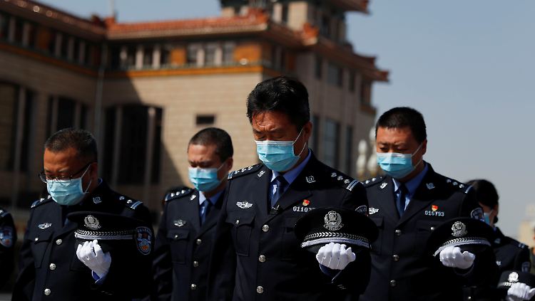 Auch die Sicherheitskräfte in Peking trauerten.