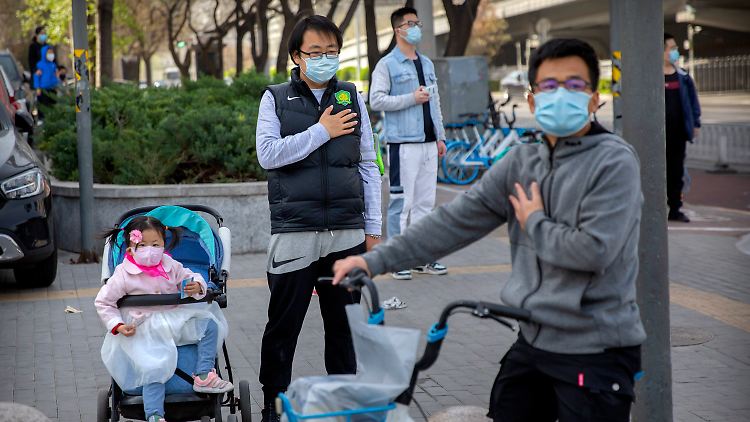 Wie hier in Peking legten die Menschen in ganz China Schweigeminuten für die Opfer ein.