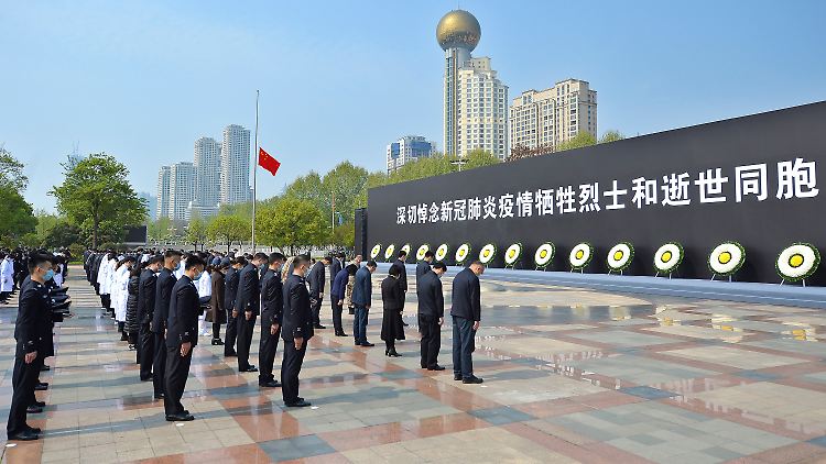 Trauernde in Wuhan bei einer offiziellen Zeremonie.