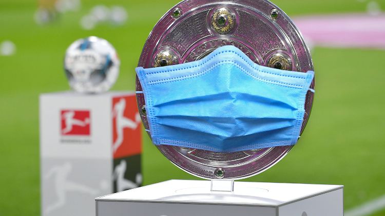Liga-Verantwortliche und Klubs wollen die Fußball-Saison zu Ende bringen.