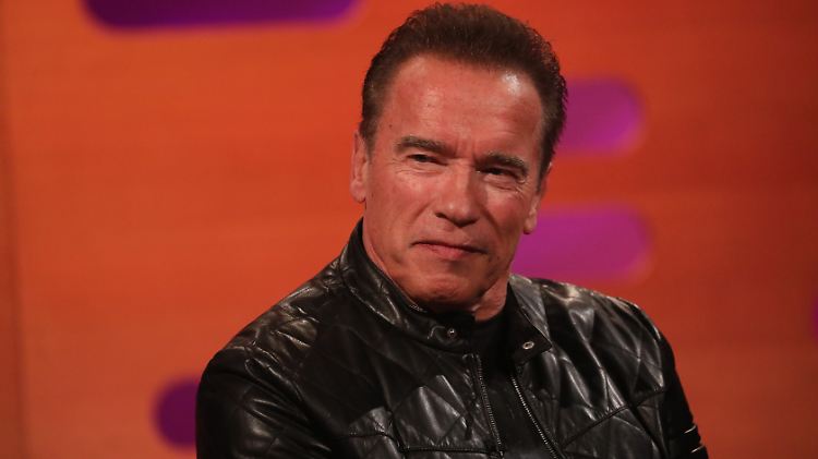 Er meldet sich gerade regelmäßig von zu Hause: Arnold Schwarzenegger.