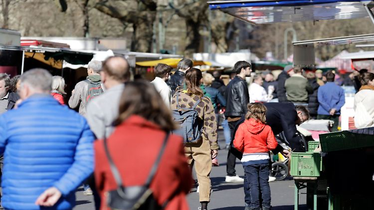 Kein Archiv-Foto: Szene auf dem Kollwitzplatz-Markt in Berlin am 4. April 2020. 