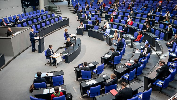 Unter Stress eine Grundgesetzänderung übers Knie brechen - diese Idee kommt bei den Fraktionen nicht gut an. 